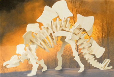 Stegosaurus dinosaur skelet i tr&#xE6;